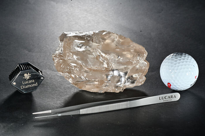 Miners Find The Second Biggest Diamond Ever And It’s 2,492 Carats, People Are Amazed Miners Find The Second Biggest Diamond Ever And It’s 2,492 Carats, People Are Amazed