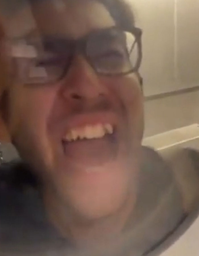 US Tourist Sparks Debate On Airport Etiquette After Trying To Kick Down Airplane’s Door US Tourist Sparks Debate On Airport Etiquette After Trying To Kick Down Airplane’s Door