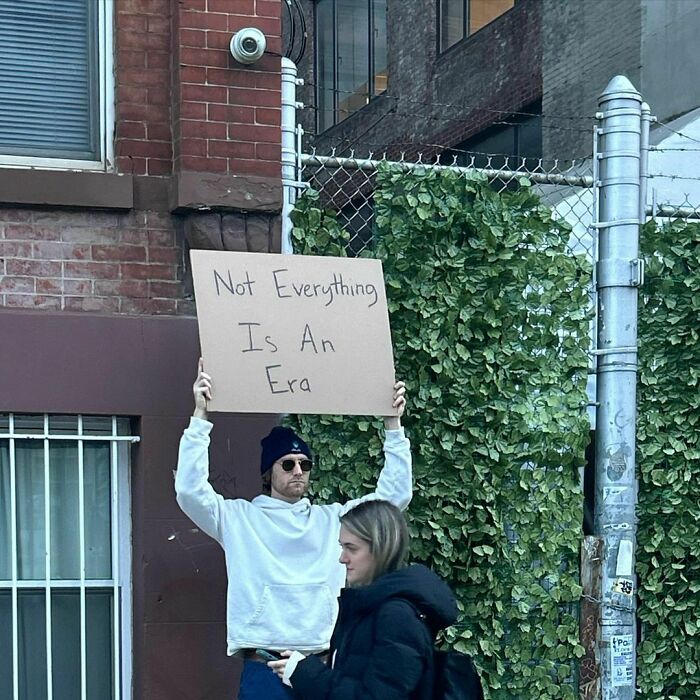 50 Times “Dude With Sign” Did Everyone A Service And Protested Everyday Annoying Things (New Pics) 50 Times “Dude With Sign” Did Everyone A Service And Protested Everyday Annoying Things (New Pics)