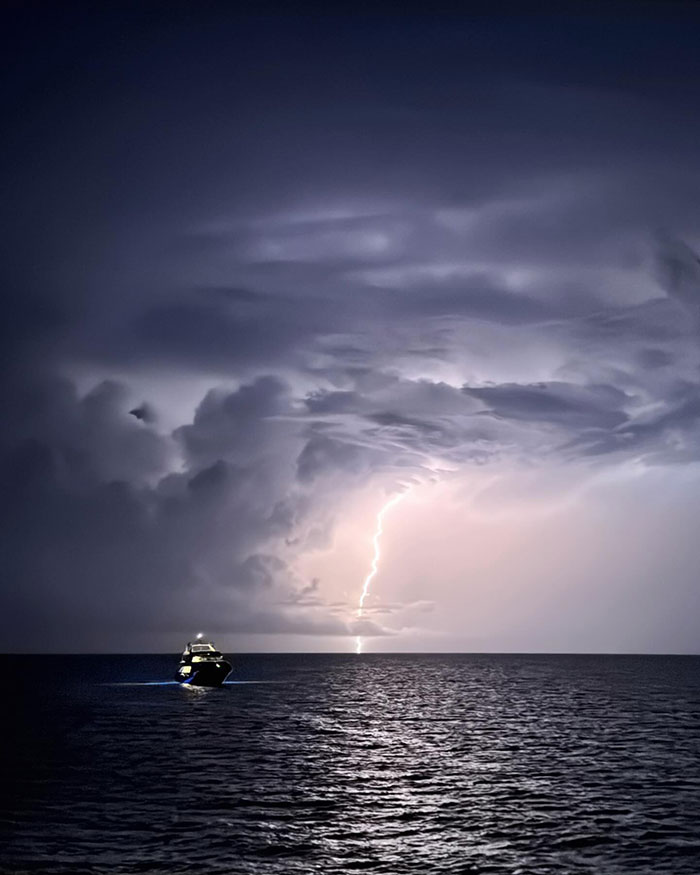 Fans Fear For Kylie Jenner’s Safety After She Shares Photos From Yacht Fans Fear For Kylie Jenner’s Safety After She Shares Photos From Yacht