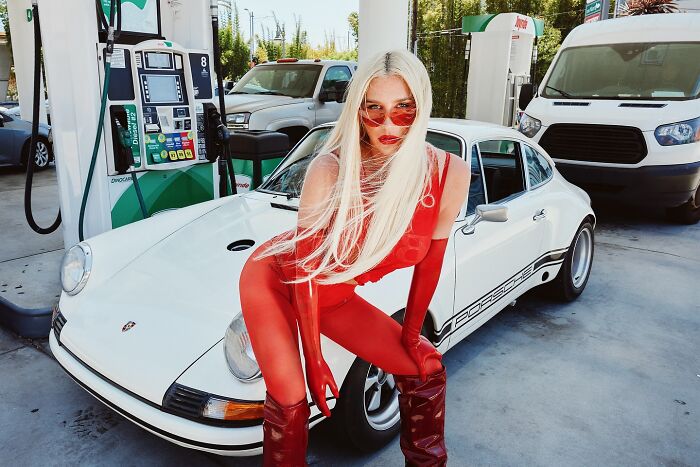 “I’m Bored Of Wearing Clothes,” Says Kesha As She Poses On Chair With Nothing On “I’m Bored Of Wearing Clothes,” Says Kesha As She Poses On Chair With Nothing On