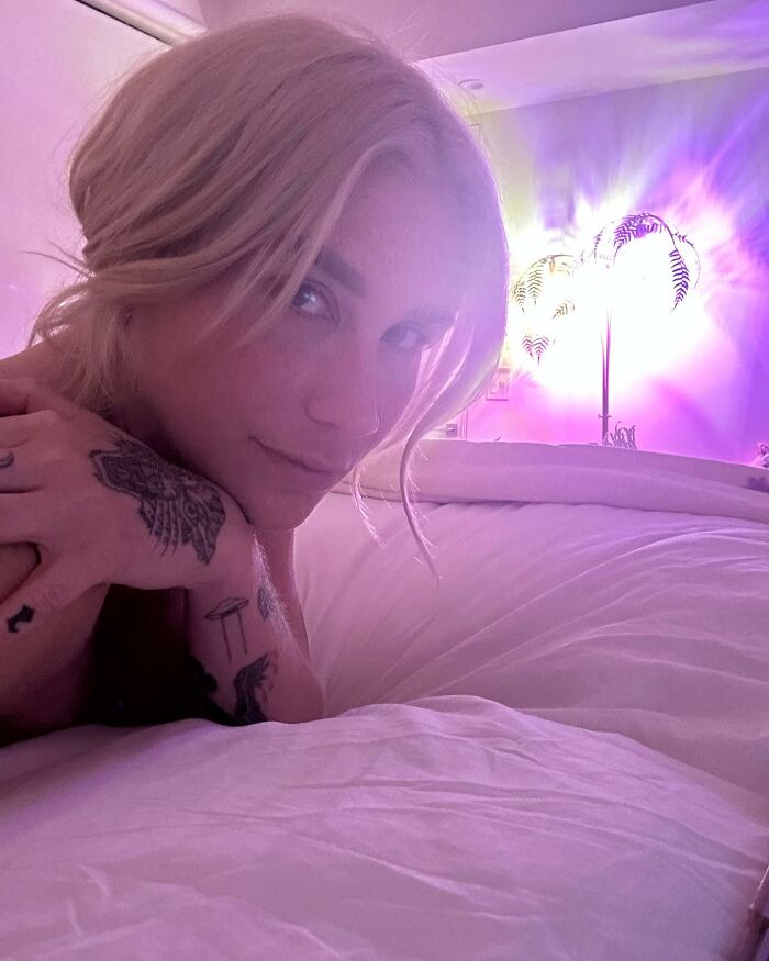 “I’m Bored Of Wearing Clothes,” Says Kesha As She Poses On Chair With Nothing On “I’m Bored Of Wearing Clothes,” Says Kesha As She Poses On Chair With Nothing On