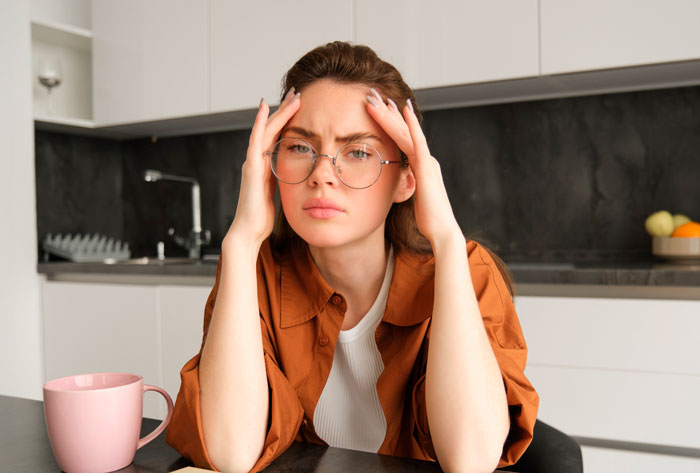 Anxious Mom Worries If It’s OK To Send 16YOs To US From UK On Their Own, Seeks Advice Online Anxious Mom Worries If It’s OK To Send 16YOs To US From UK On Their Own, Seeks Advice Online