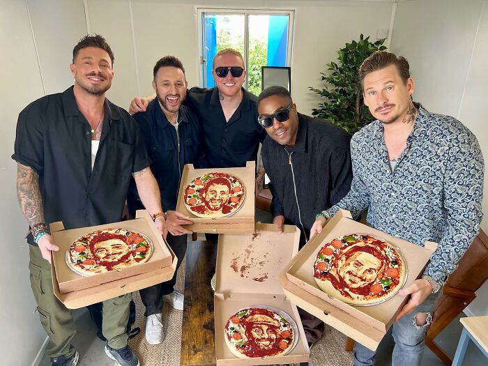 Artist Paints Iconic Celebrities With Unlikely Materials Like Coffee And Lipstick (55 Pics)