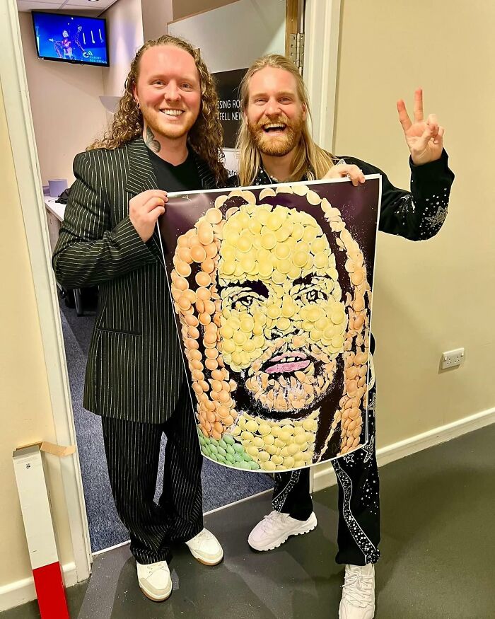 Artist Paints Iconic Celebrities With Unlikely Materials Like Coffee And Lipstick (55 Pics)