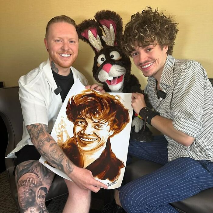 Artist Paints Iconic Celebrities With Unlikely Materials Like Coffee And Lipstick (55 Pics)