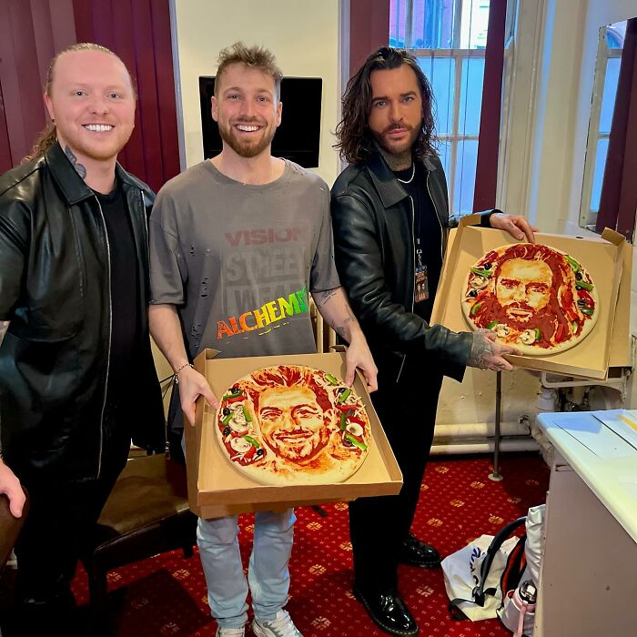 Artist Paints Iconic Celebrities With Unlikely Materials Like Coffee And Lipstick (55 Pics)