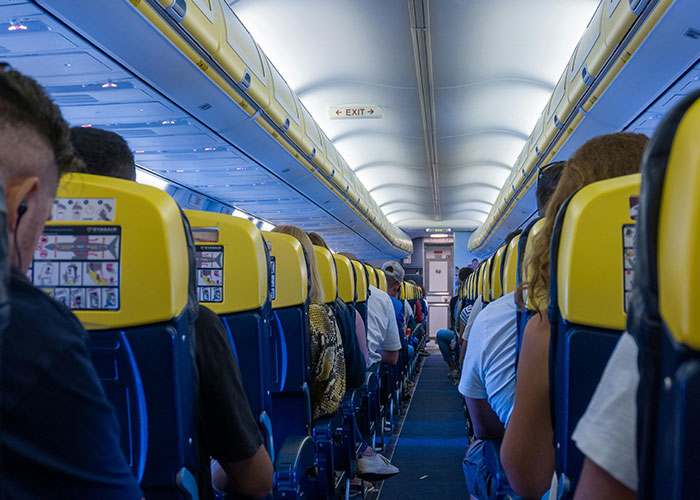 Man Outsmarts Karen Who Takes His Seat, Watches Embarrassing 20-Minute Tantrum That Follows Man Outsmarts Karen Who Takes His Seat, Watches Embarrassing 20-Minute Tantrum That Follows