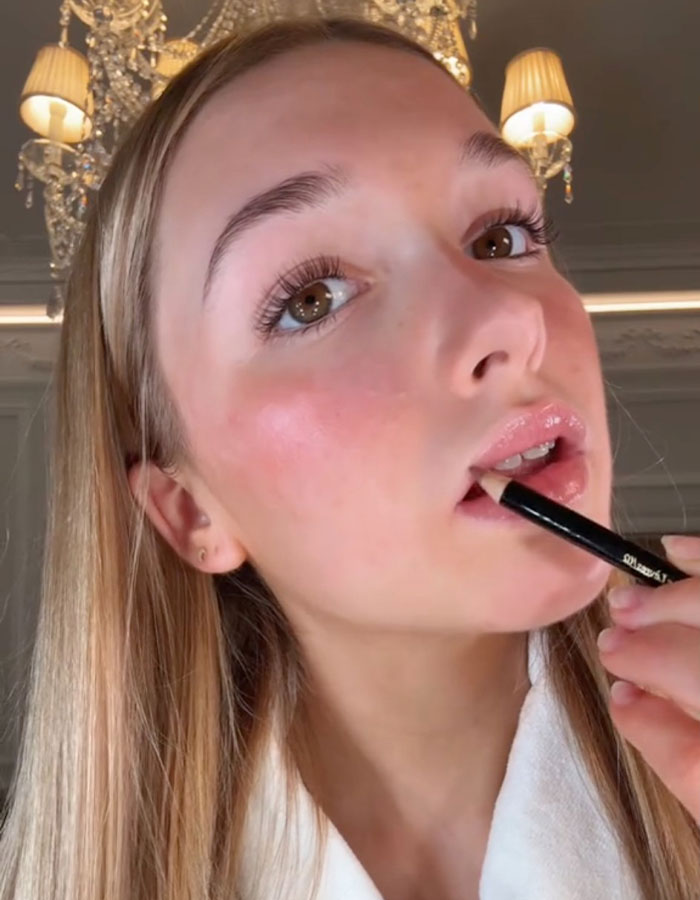“She Looks Like An Older Woman”: People Fume Over David Beckham’s 13YO Daughter’s Makeup Video “She Looks Like An Older Woman”: People Fume Over David Beckham’s 13YO Daughter’s Makeup Video