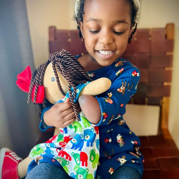 Woman Creates Dolls That Fit Each Child’s Needs While Representing Their Rare Health Conditions (26 New Pics)