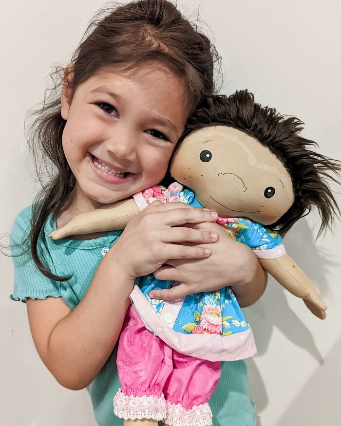 Woman Creates Dolls That Fit Each Child’s Needs While Representing Their Rare Health Conditions (26 New Pics)