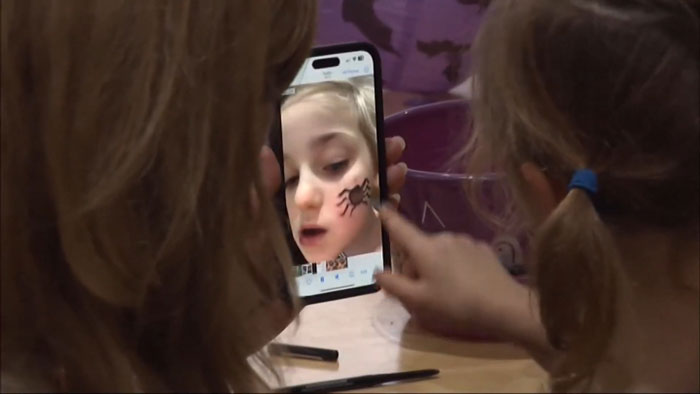 6YO Deaf Girl’s Neighbors Learn Sign Language To Make Her Halloween Night “Incredibly Special” 6YO Deaf Girl’s Neighbors Learn Sign Language To Make Her Halloween Night “Incredibly Special”
