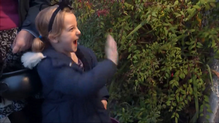 6YO Deaf Girl’s Neighbors Learn Sign Language To Make Her Halloween Night “Incredibly Special” 6YO Deaf Girl’s Neighbors Learn Sign Language To Make Her Halloween Night “Incredibly Special”