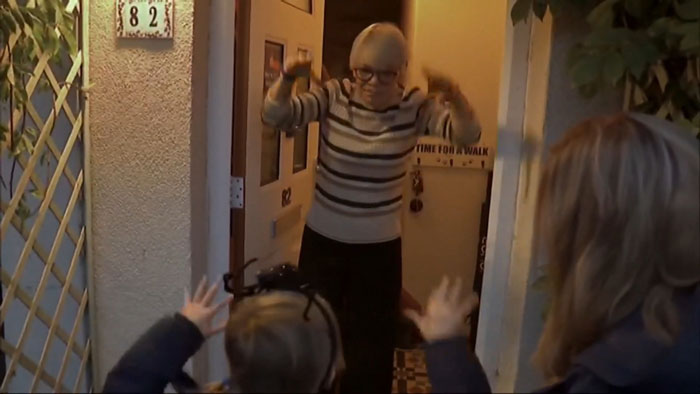 6YO Deaf Girl’s Neighbors Learn Sign Language To Make Her Halloween Night “Incredibly Special” 6YO Deaf Girl’s Neighbors Learn Sign Language To Make Her Halloween Night “Incredibly Special”