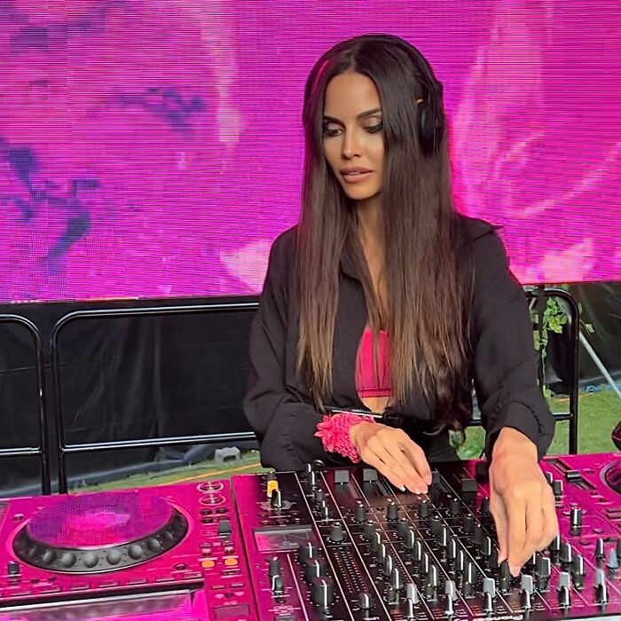 “Open Your Legs Or I Won’t Help”: Ex-Miss Switzerland Locked Herself Up To Escape Film Producer “Open Your Legs Or I Won’t Help”: Ex-Miss Switzerland Locked Herself Up To Escape Film Producer