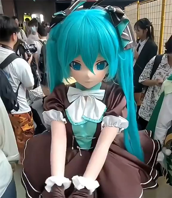 “That’s So Scary”: Women Terrified By “Tight Men” Dressed In Female Bodysuits, Taking Their Photos “That’s So Scary”: Women Terrified By “Tight Men” Dressed In Female Bodysuits, Taking Their Photos