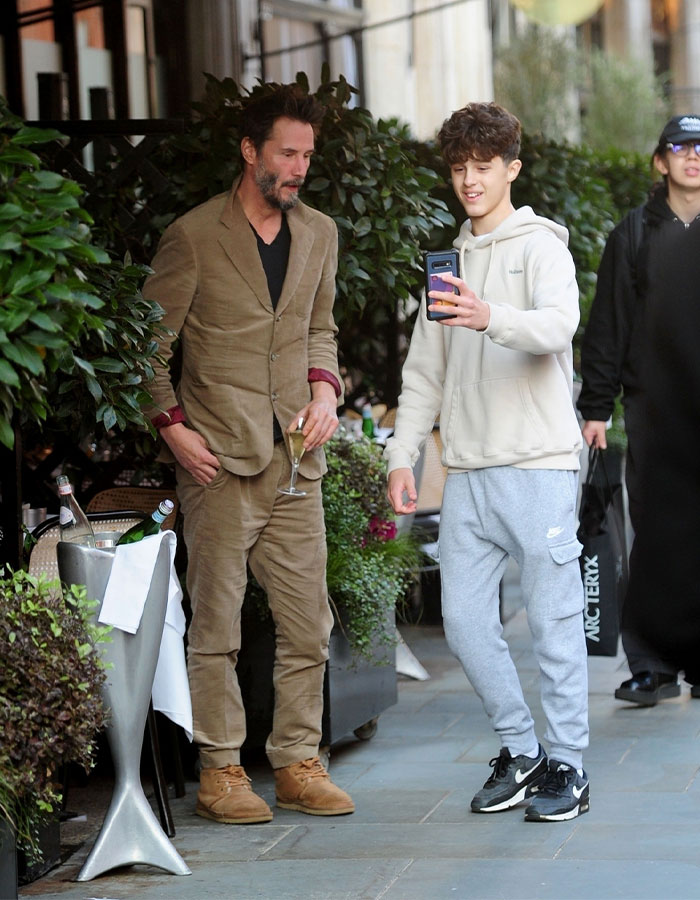 “Gives Me Hope”: Keanu Reeves, 60, Looks “So Happy” With Girlfriend Amid Rare Public Outing “Gives Me Hope”: Keanu Reeves, 60, Looks “So Happy” With Girlfriend Amid Rare Public Outing