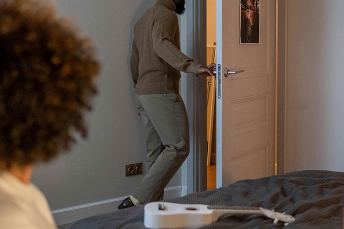 “Her Foot In Her Mouth”: 30 Times Guests Went From Friendly Visitors To Full-Blown Weirdos “Her Foot In Her Mouth”: 30 Times Guests Went From Friendly Visitors To Full-Blown Weirdos