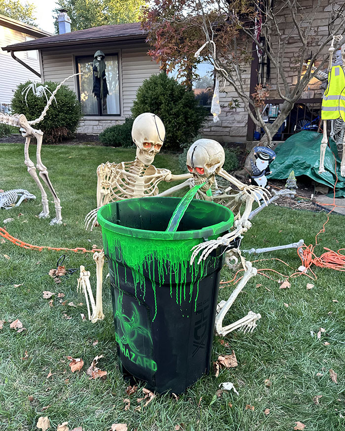 50 Times People Were So Proud Of Their Outdoor Halloween Decorations, They Had to Share Them (New Pics) 50 Times People Were So Proud Of Their Outdoor Halloween Decorations, They Had to Share Them (New Pics)