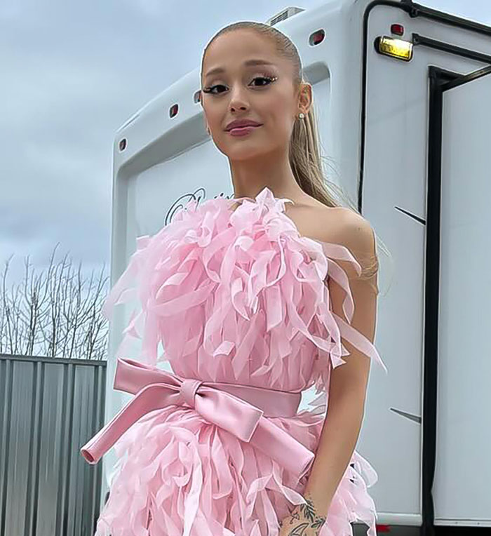 “I’m So Disheartened”: Ariana Grande Apologizes After Elvira Calls Her Worst Celebrity Encounter “I’m So Disheartened”: Ariana Grande Apologizes After Elvira Calls Her Worst Celebrity Encounter