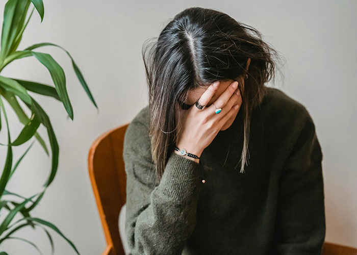 Woman Realizes She Has No Real Friends After She Gets Engaged Woman Realizes She Has No Real Friends After She Gets Engaged