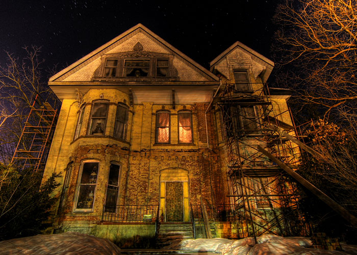 50 Haunted House Employees Share The Things People Did To Make Them Break Character 50 Haunted House Employees Share The Things People Did To Make Them Break Character