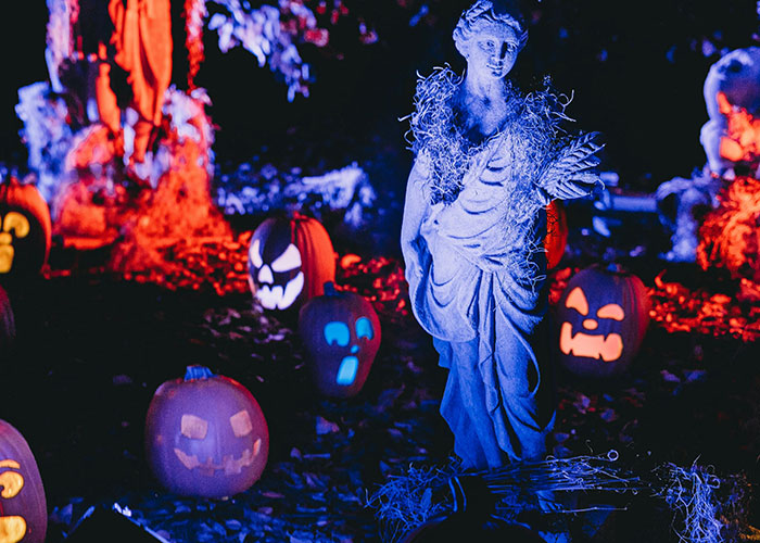 50 Haunted House Employees Share The Things People Did To Make Them Break Character 50 Haunted House Employees Share The Things People Did To Make Them Break Character