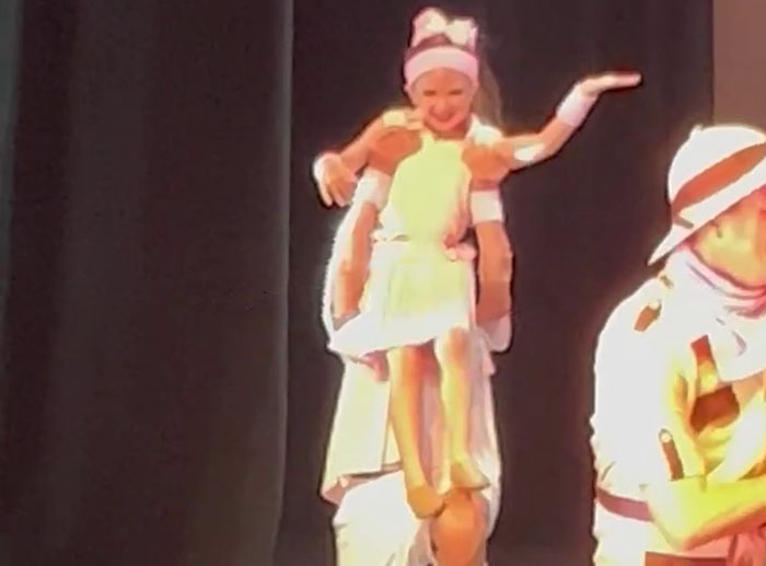Teen Comes Out To Dance With His Little Sister When Dad Can’t Make It To The Father-Daughter Dance Teen Comes Out To Dance With His Little Sister When Dad Can’t Make It To The Father-Daughter Dance