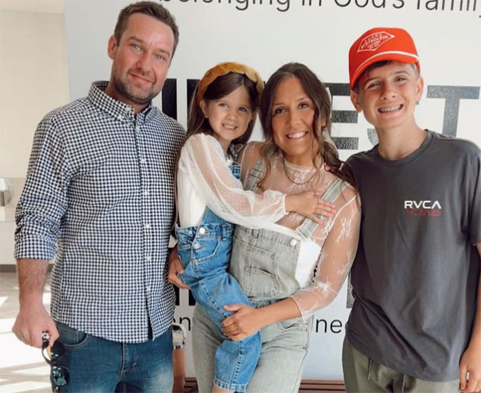 Teen Comes Out To Dance With His Little Sister When Dad Can’t Make It To The Father-Daughter Dance Teen Comes Out To Dance With His Little Sister When Dad Can’t Make It To The Father-Daughter Dance