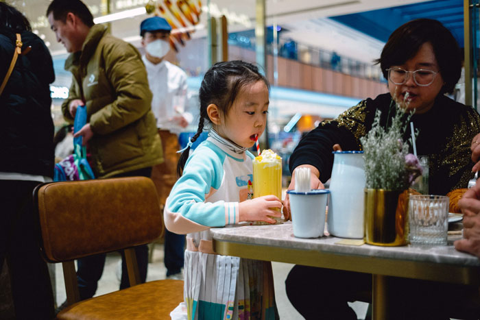 Kid Keeps Running And Screaming In A Restaurant, 21YO Tells Him To Stop, Mom Is Livid Kid Keeps Running And Screaming In A Restaurant, 21YO Tells Him To Stop, Mom Is Livid