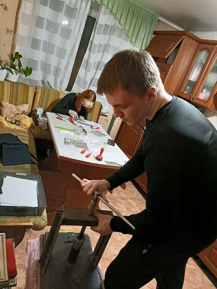 I Invited Students To My Place During The Holidays To Create Linocuts (15 Pics) I Invited Students To My Place During The Holidays To Create Linocuts (15 Pics)