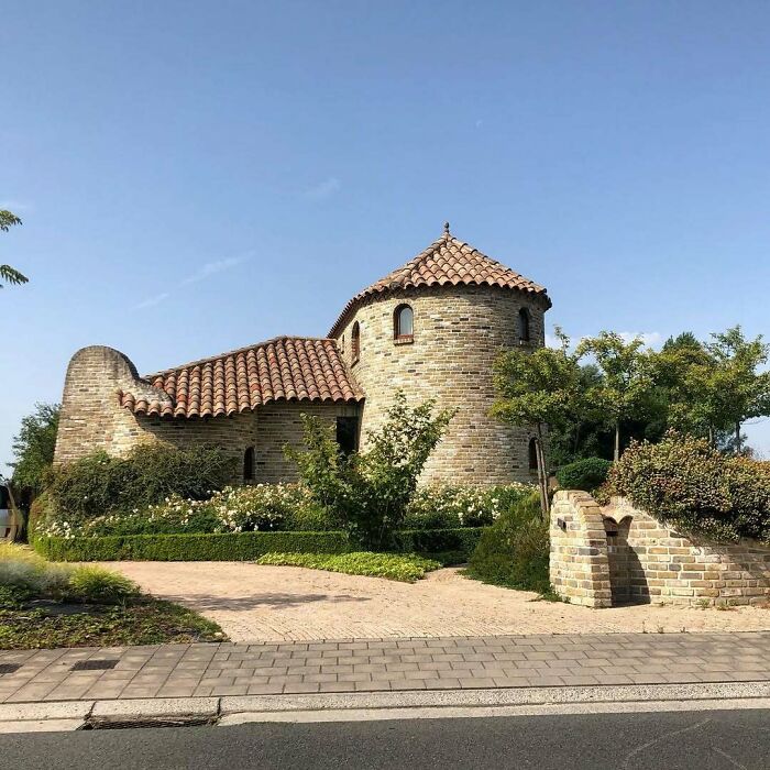 50 Hilariously Bad Houses, As Spotted By This Belgian Guy (Best Of All Time) 50 Hilariously Bad Houses, As Spotted By This Belgian Guy (Best Of All Time)