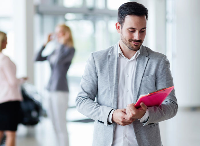 40 Cringey Behaviors That Scream “I Peaked In High School” 40 Cringey Behaviors That Scream “I Peaked In High School”