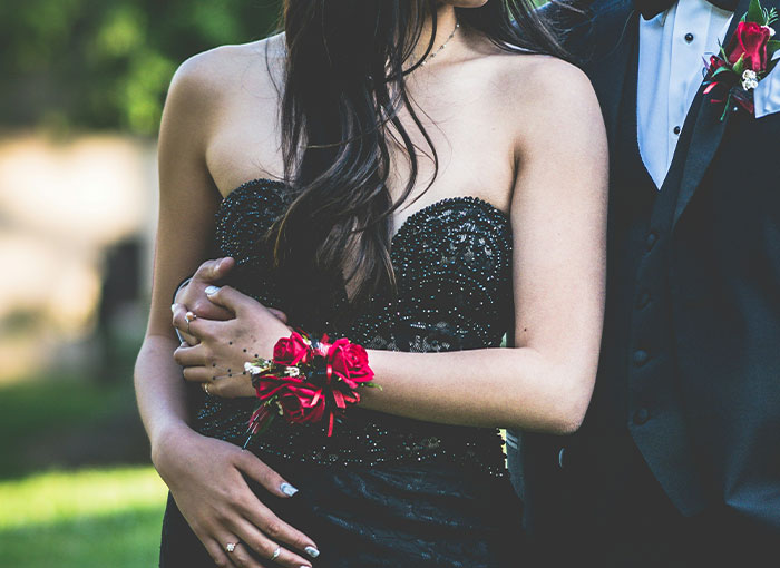 40 Cringey Behaviors That Scream “I Peaked In High School” 40 Cringey Behaviors That Scream “I Peaked In High School”