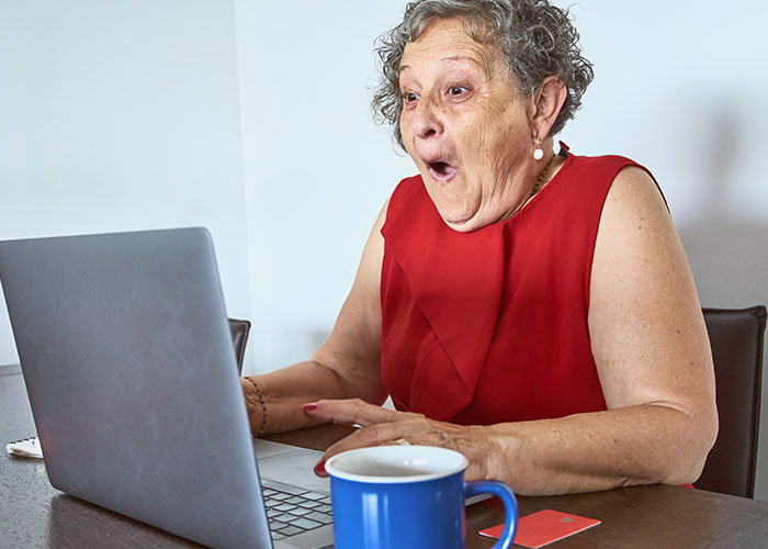 30 Examples Of “Teaching Your Grandparents To Use The Internet” From Previous Generations 30 Examples Of “Teaching Your Grandparents To Use The Internet” From Previous Generations