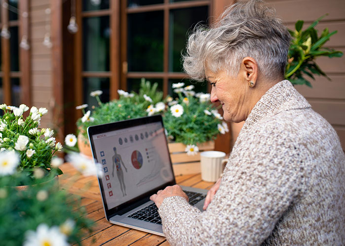 30 Examples Of “Teaching Your Grandparents To Use The Internet” From Previous Generations 30 Examples Of “Teaching Your Grandparents To Use The Internet” From Previous Generations