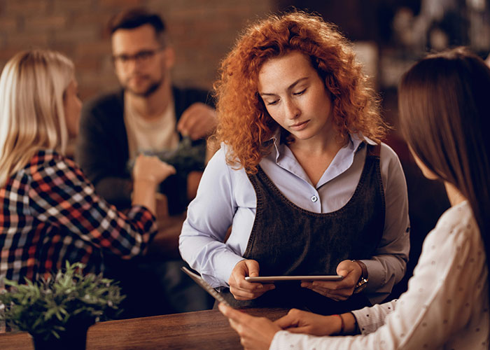 Manager Chases Customer Who Left A 10% Tip To Scold Her That It’s Not Enough Manager Chases Customer Who Left A 10% Tip To Scold Her That It’s Not Enough