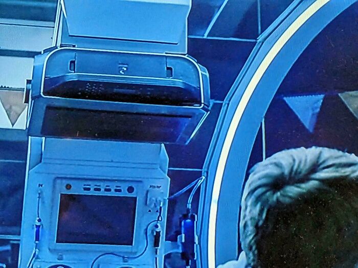 50 Times Filmmakers Repurposed Everyday Items As Props And Hoped No One Would Notice (New Pics) 50 Times Filmmakers Repurposed Everyday Items As Props And Hoped No One Would Notice (New Pics)