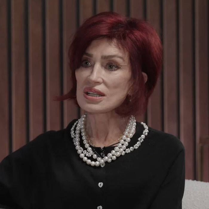“Someone Forgot To Photoshop The Feet”: People Mock Sharon Osbourne’s Editing Blunder “Someone Forgot To Photoshop The Feet”: People Mock Sharon Osbourne’s Editing Blunder