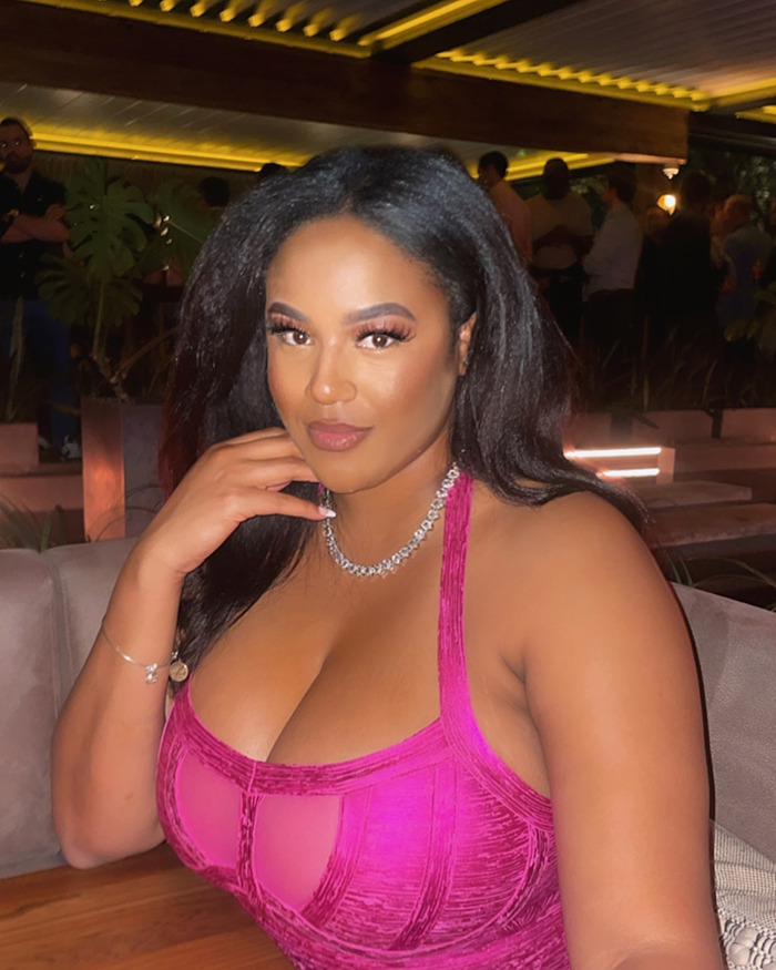 “Intrusive Thoughts Won”: Stranger Decides To Braid Woman’s Hair While She Slept On The Plane “Intrusive Thoughts Won”: Stranger Decides To Braid Woman’s Hair While She Slept On The Plane