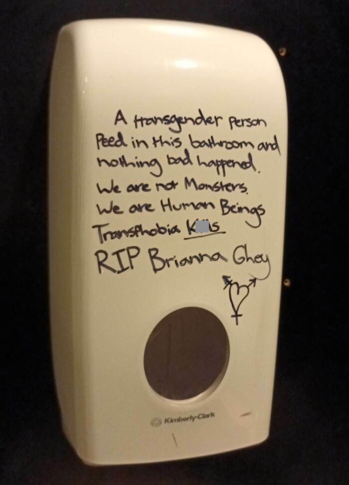 50 Awesome Times Strangers Had Each Other’s Backs (New Pics) 50 Awesome Times Strangers Had Each Other’s Backs (New Pics)