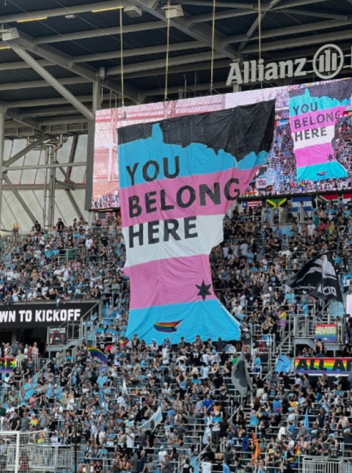 50 Awesome Times Strangers Had Each Other’s Backs (New Pics) 50 Awesome Times Strangers Had Each Other’s Backs (New Pics)