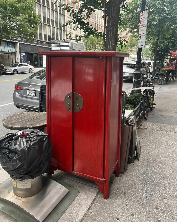 One Man’s Trash, Another’s Jackpot: 35 Wild Stooping Discoveries In New York (New Pics) One Man’s Trash, Another’s Jackpot: 35 Wild Stooping Discoveries In New York (New Pics)