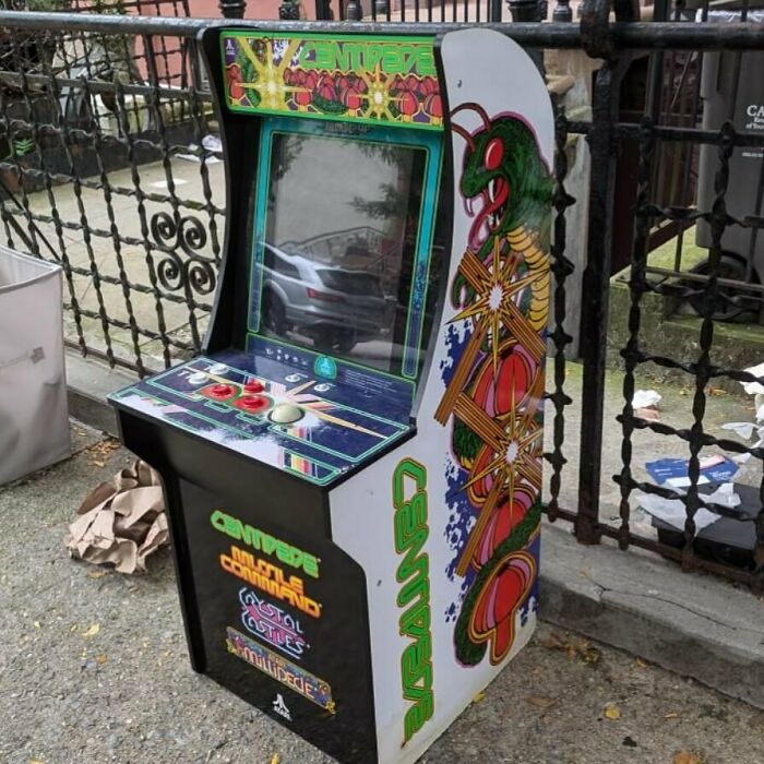 One Man’s Trash, Another’s Jackpot: 35 Wild Stooping Discoveries In New York (New Pics) One Man’s Trash, Another’s Jackpot: 35 Wild Stooping Discoveries In New York (New Pics)