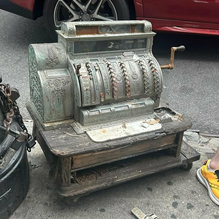 One Man’s Trash, Another’s Jackpot: 35 Wild Stooping Discoveries In New York (New Pics) One Man’s Trash, Another’s Jackpot: 35 Wild Stooping Discoveries In New York (New Pics)