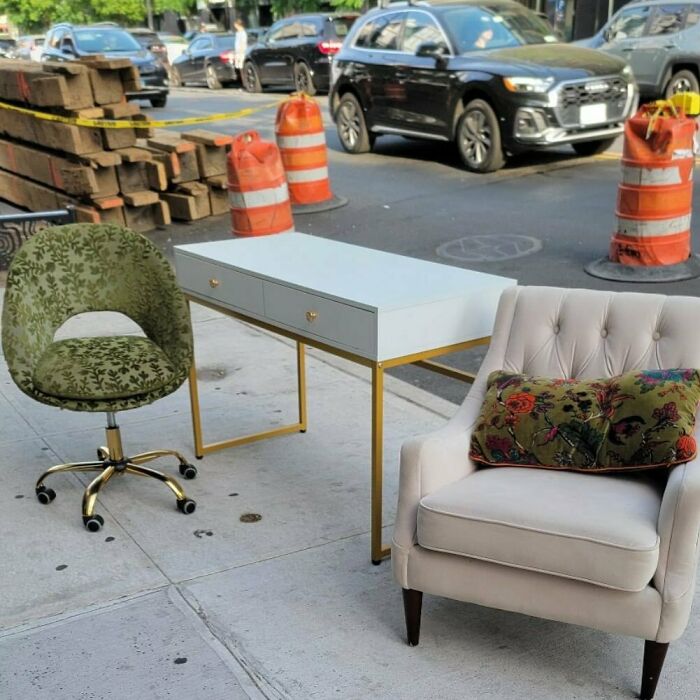 One Man’s Trash, Another’s Jackpot: 35 Wild Stooping Discoveries In New York (New Pics) One Man’s Trash, Another’s Jackpot: 35 Wild Stooping Discoveries In New York (New Pics)