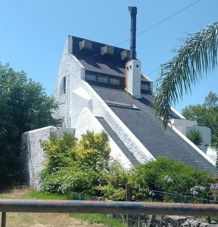 30 Hilarious And Confusing Pics From This Group That’s Dedicated To Architecture Shaming (New Pics) 30 Hilarious And Confusing Pics From This Group That’s Dedicated To Architecture Shaming (New Pics)