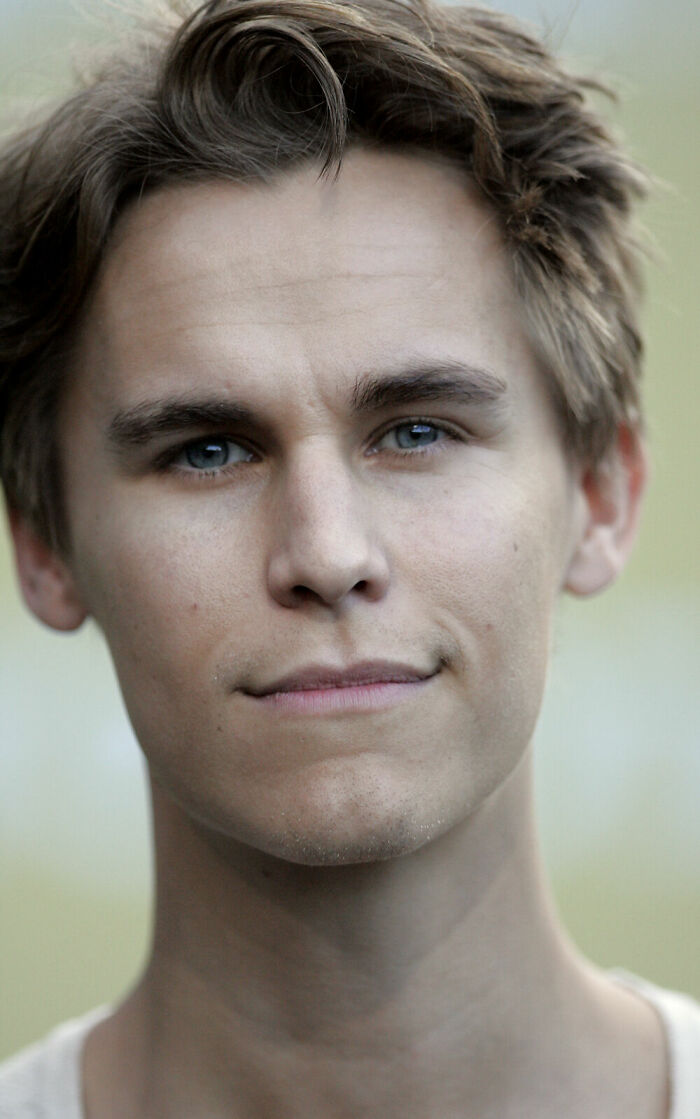 Rhys Wakefield: Bio And Career Highlights Rhys Wakefield: Bio And Career Highlights