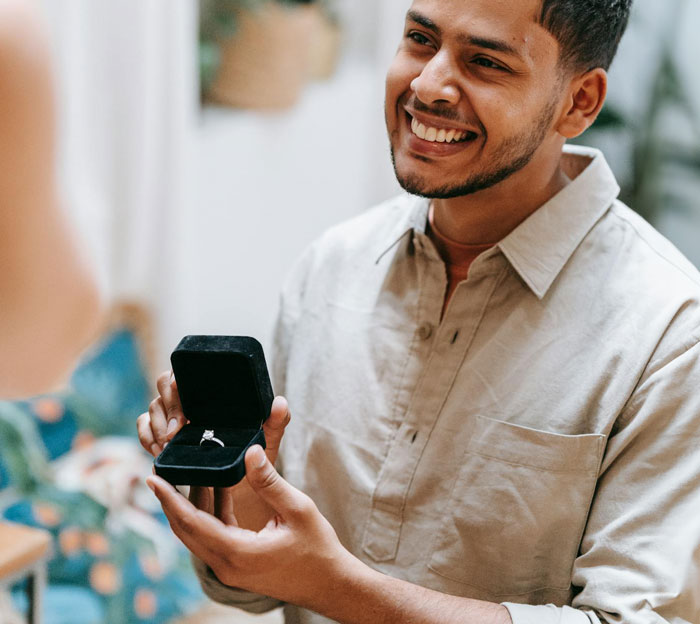 &ldquo;He Thinks He&rsquo;s The Gift&rdquo;: Man Thinks Proposal Counts As A Christmas Gift, Gets A Reality Check