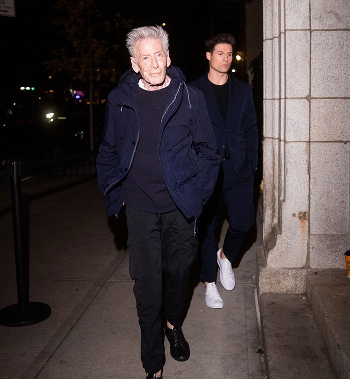 “Gold Digger”: Calvin Klein, 83, Stumbles And People Lash Out At Boyfriend, 36, For His Reaction “Gold Digger”: Calvin Klein, 83, Stumbles And People Lash Out At Boyfriend, 36, For His Reaction